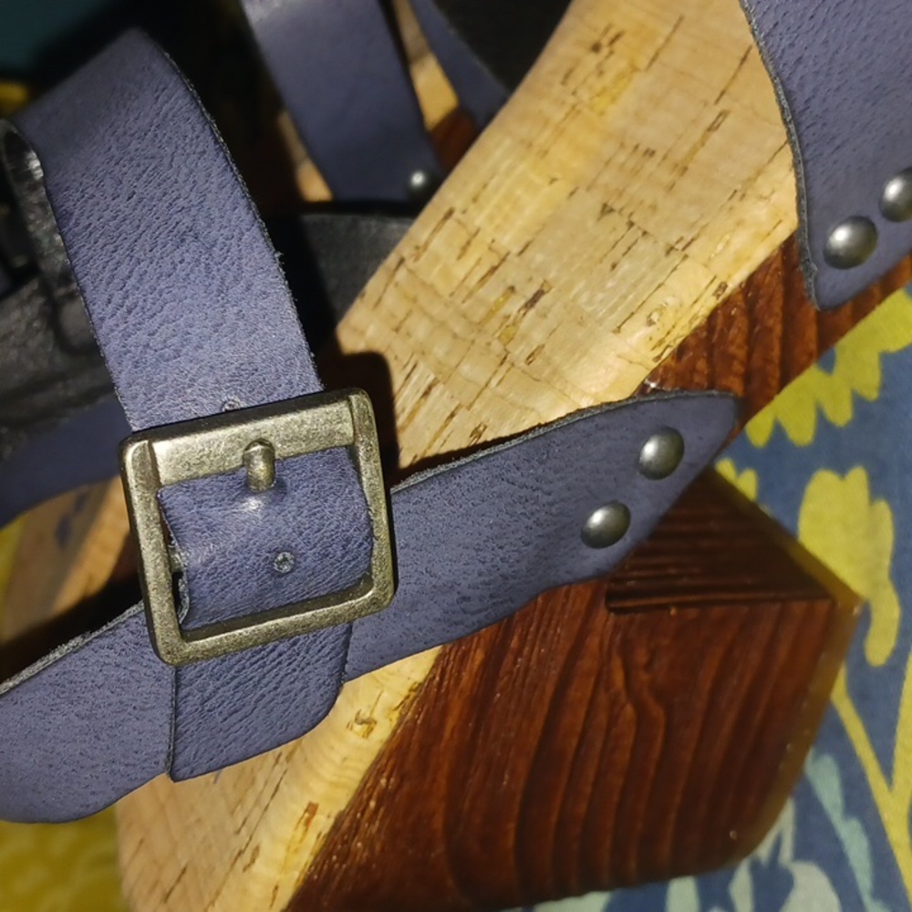 Korks Block Heel Sandals - Picture 7 of 9